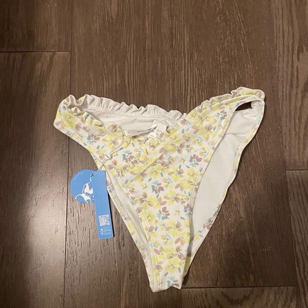 CUPSHE BOTTOMS WITH TAGS NEVER WORN